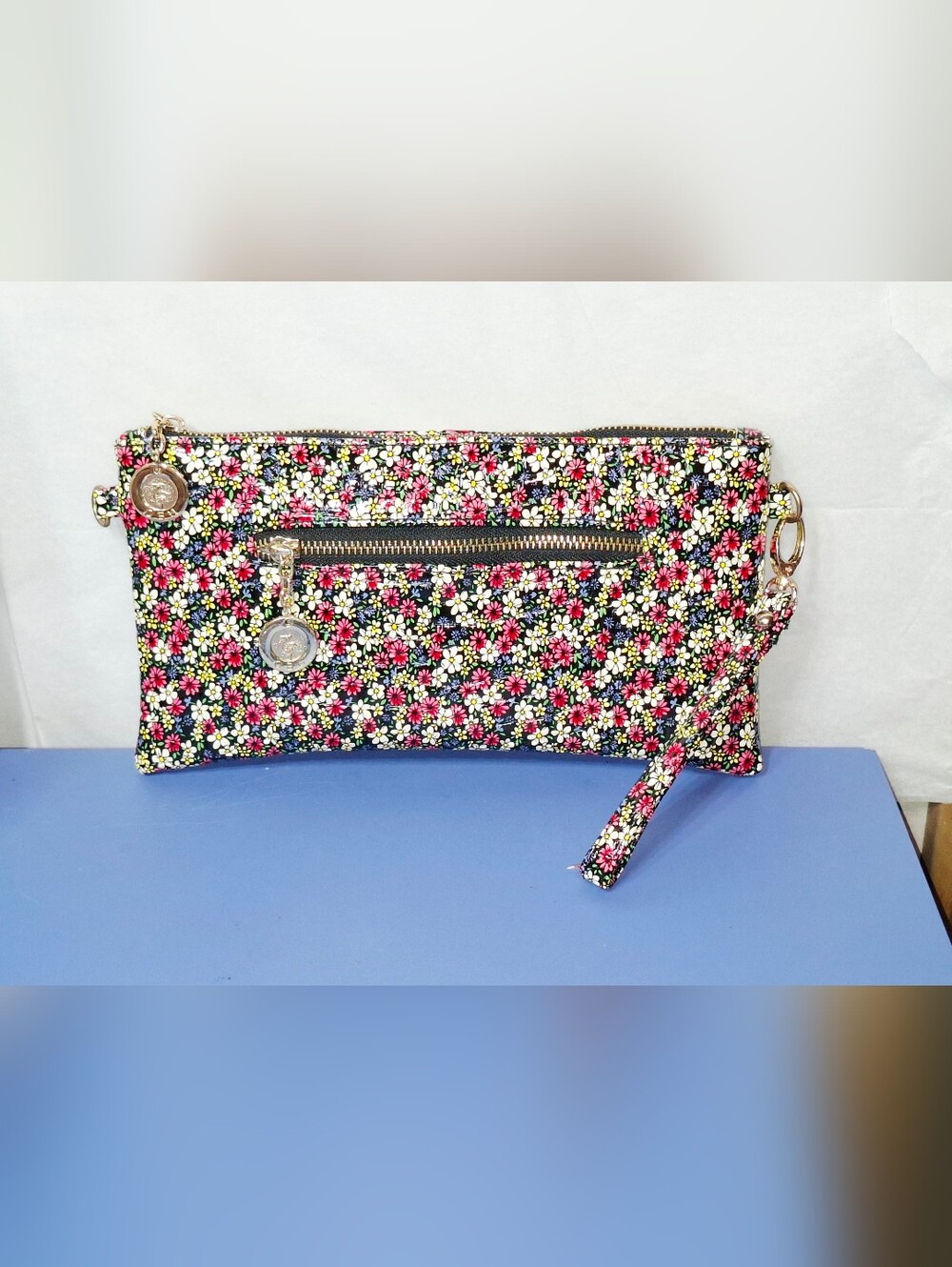 Rare Floral Zip Wristlet Crossbody Bag- NWOT - Picture 6 of 8
